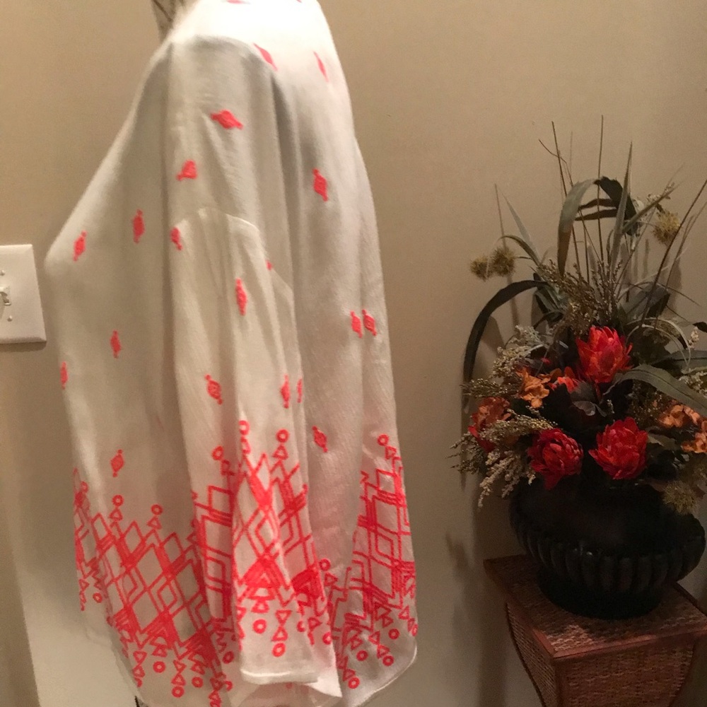 NWOT White Aztec pattern - Picture 3 of 5